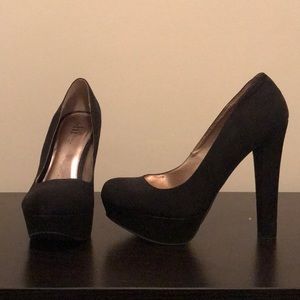 Shi pumps worn once!